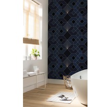 Badezimmer mit geometrischer Tapete, Badewanne und Holzfußboden für eine helle und organisierte Atmosphäre.