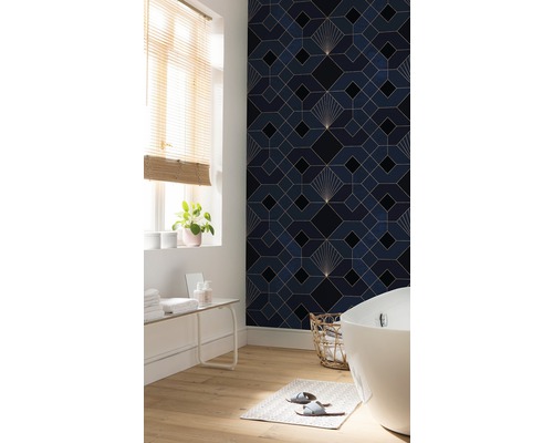 Badezimmer mit geometrischer Tapete, Badewanne und Holzfußboden für eine helle und organisierte Atmosphäre.