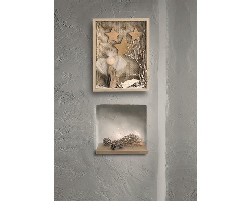 Dekorativer Holzrahmen mit Engel und Sternen sowie eine Nische mit Dekorationsartikeln an einer Wand