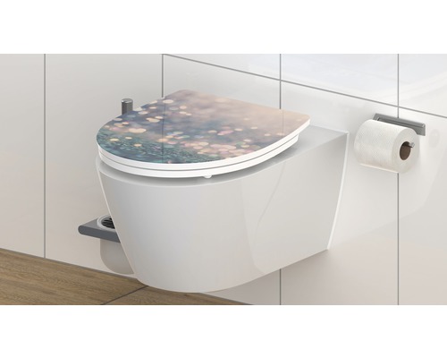 Hänge-WC mit WC-Sitz und floralem Muster