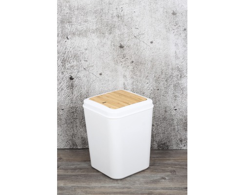 Weißer Abfallbehälter mit Bambusdeckel