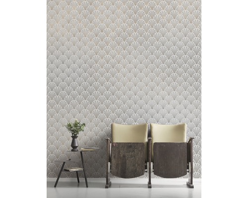 Wohnraum mit Tapete mit Fächermuster, Beistelltisch und Sitzgelegenheit