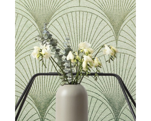 Dekorative Tapete mit Fächermuster hinter einer Vase mit Blumen