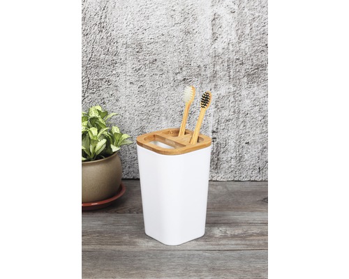 Badezimmer Szene mit weißem Zahnputzbecher und Zahnbürsten