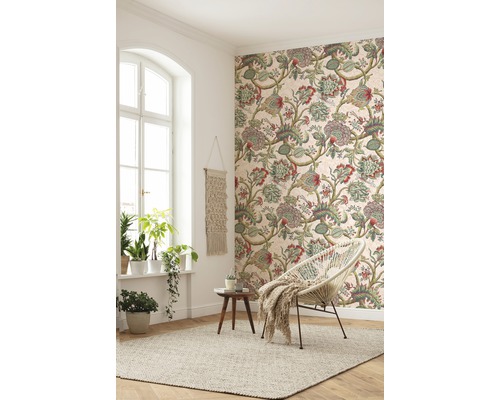 Wohnzimmer mit gemusterter Tapete, Sessel und Teppich