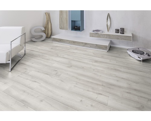 Heller Raum mit Laminatboden in Holzoptik und modernen Möbeln