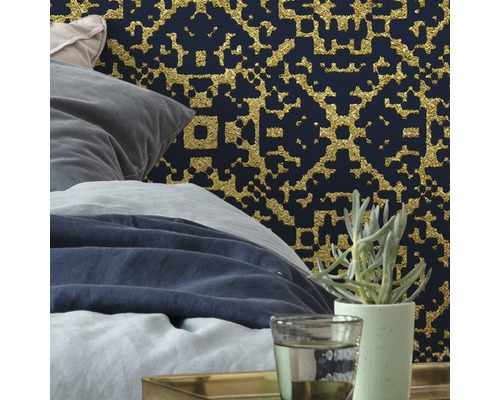 Schlafzimmer mit Bett und dunkelblauer gemusterter Tapete