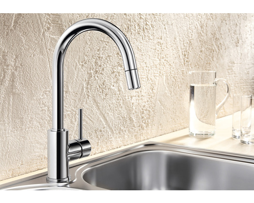 Küchenarmatur aus Metall mit hohem Auslauf im Spülbecken