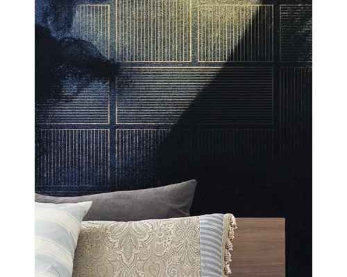 Nahaufnahme einer Wand mit dunkelblau gemusterter Vliestapete und goldenen Akzenten über einem Bett