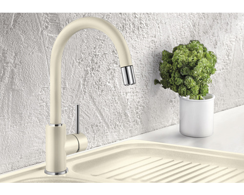 Küchenarmatur im klassischen Design mit hohem Auslauf und Einhebelmischer