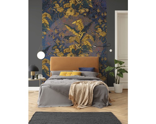 Schlafzimmer mit Bett und floraler Mustertapete