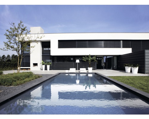 Modernes Haus mit Pool, Gartenmöbeln und Pflanzenkübeln