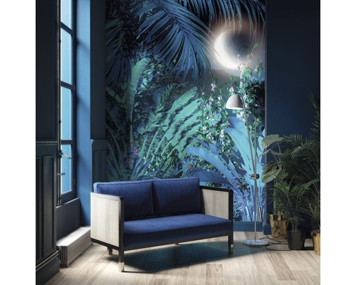 Wohnzimmer mit blauem Sofa, Stehlampe und Wandtapete mit Dschungelmotiv