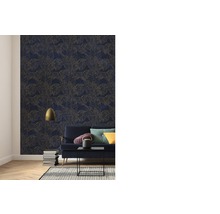 Wohnzimmer mit gemusterter Tapete, Sofa und Dekorationen