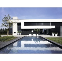 Modernes Haus mit Pool, Gartenmöbeln und Bepflanzung