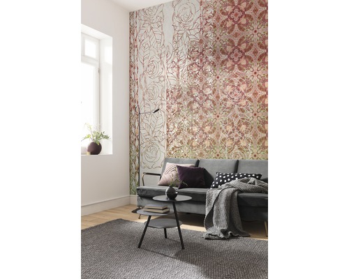 Wohnzimmer mit gemusterter Tapete, Sofa, Couchtisch und Teppich.