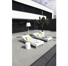 Zwei weiße Gartenliegen mit Tisch und Stehlampe auf einer Terrasse