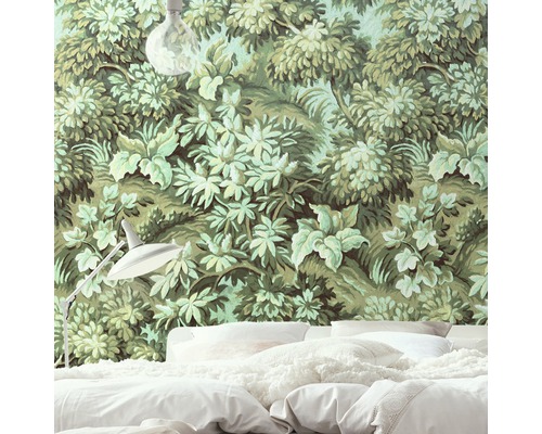 Schlafzimmer mit botanischer Tapete mit Waldmotiv