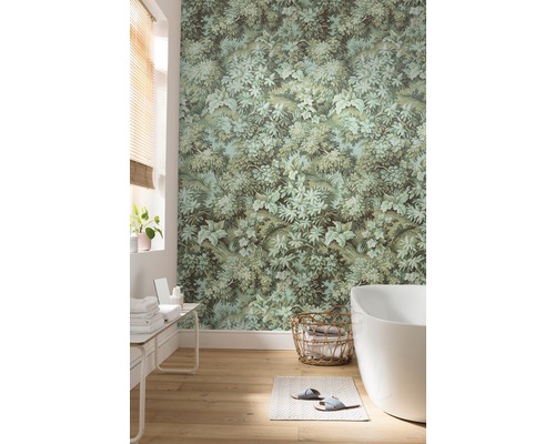 Badezimmer mit Dschungeltapete, Badewanne, Handtüchern und Holzboden