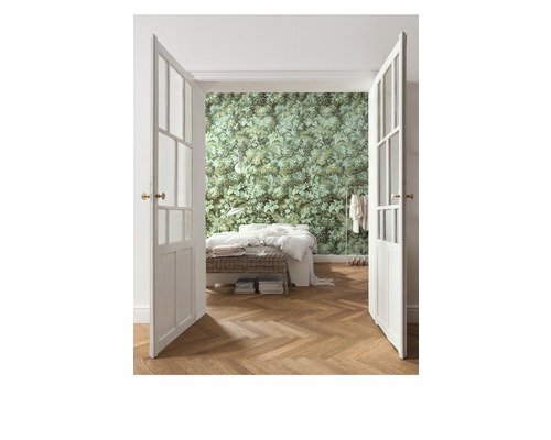 Schlafzimmer mit Doppelbetten, Holzfußboden und einer Wandtapete mit Blattmuster hinter einer offenen Doppeltür