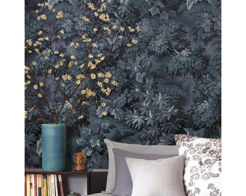 Tapete mit floralem Muster im Schlafzimmer mit blauer Vase