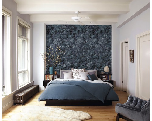 Schlafzimmer mit floraler Tapete, Bett und Teppich