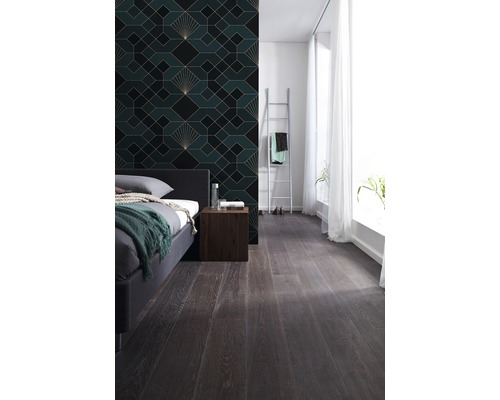 Schlafzimmer mit Tapete im Art-Déco-Stil, Bett und Holzboden