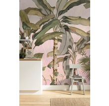 Raumansicht mit floraler Tapete, Küchentheke und Stuhl