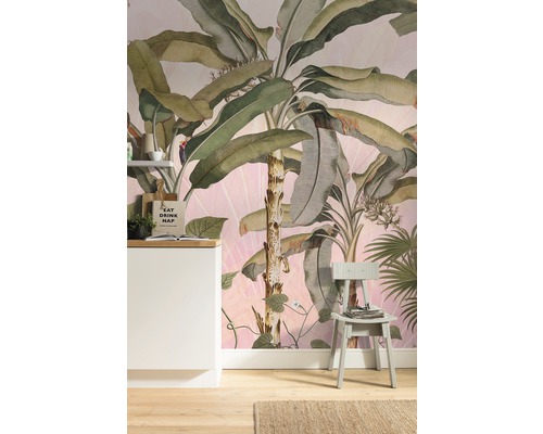 Raumansicht mit floraler Tapete, Küchentheke und Stuhl