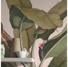Detailaufnahme eines Raumes mit einer Tapete mit Bananenblattmuster, einem Regal, einem Krug und einer Tasse