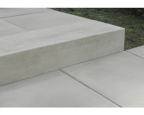 Nahaufnahme von Betonpflastersteinen und Bordsteinen für den Außenbereich.