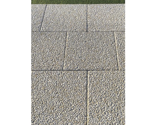 Außenbereich mit Terrassenplatten aus Stein