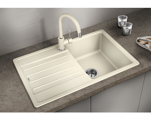 Spüle mit Abtropffläche und Mischbatterie auf einer Küchentheke