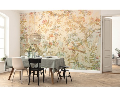 Esszimmer mit Esstisch, Stühlen und floraler Tapete