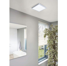 Modernes Badezimmer mit quadratischer Deckenleuchte und Spiegel
