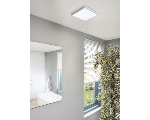 Modernes Badezimmer mit quadratischer Deckenleuchte und Spiegel