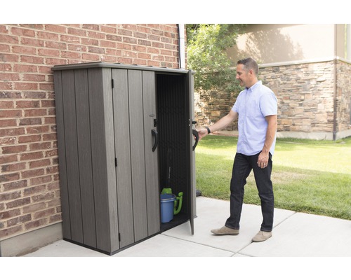 Geräteschrank aus Kunststoff mit geöffneter Tür und einer Person davor