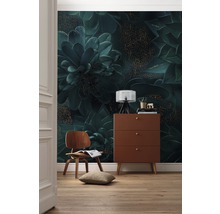 Dekoratives Zimmer mit einer Wandtapete mit Pflanzenmotiv, einer Holzkommode und einem Holzstuhl.