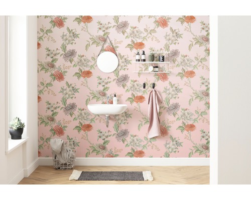 Badezimmer mit floraler Tapete, Spiegel, Waschbecken und Handtuchhalter.