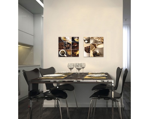 Esszimmer mit Tisch, Stühlen und zwei Wandbildern mit Kaffeemotiven