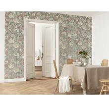 Esszimmer mit floral gemusterter Tapete, Esstisch und Holzboden