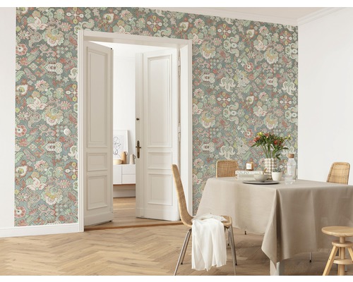 Esszimmer mit floral gemusterter Tapete, Esstisch und Holzboden