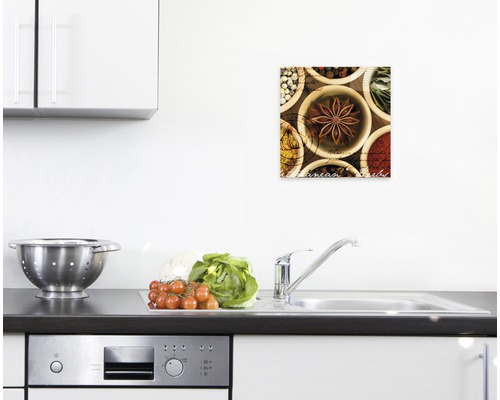 Wandbild mit Gewürzen in einer Küche