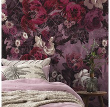 Schlafzimmer mit floraler Tapete, Bett und Nachttisch