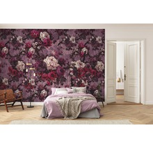 Schlafzimmer mit floraler Tapete, Bett und Holzboden