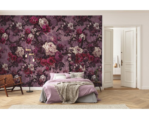 Schlafzimmer mit floraler Tapete, Bett und Holzboden