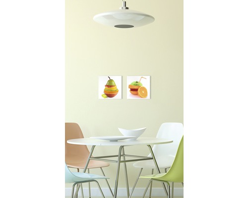 Esszimmer mit Esstisch, Stühlen und Wandbildern mit Fruchtmotiven