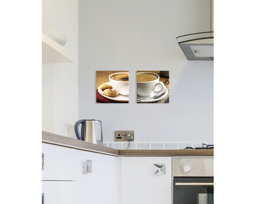 Zweiteiliges Wandbild mit Kaffeetassen-Motiv in einer Küche