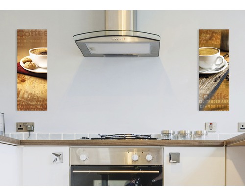 Küchenszene mit Dunstabzugshaube und zwei Wandbildern mit Kaffeemotiv