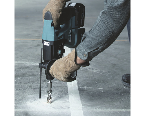 Person bohrt mit einem Akku-Bohrhammer von Makita in Beton.